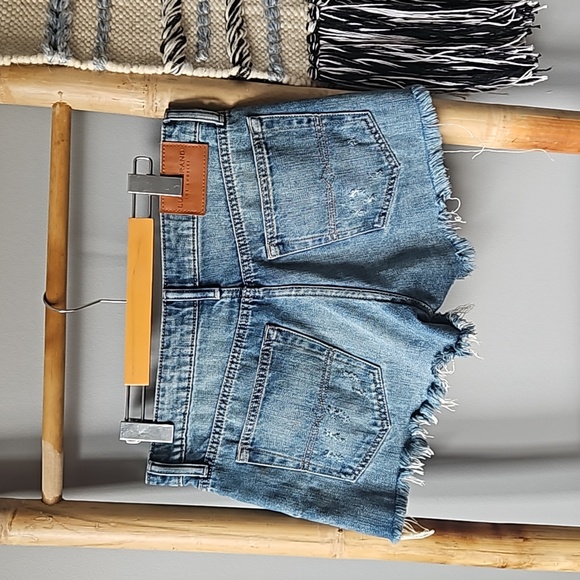 Lucky Brand The Cut Off Button Fly Jean Short - Picture 4 of 8